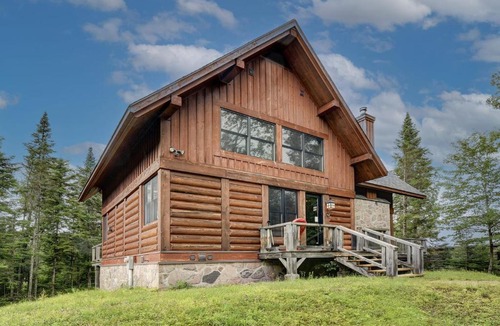 Lac Superieur Village House | Family cottage with resort