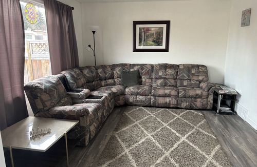 Hinton Apartment | Family Friendly 3BR Hinton Retreat : Gateway to Jasper National Park