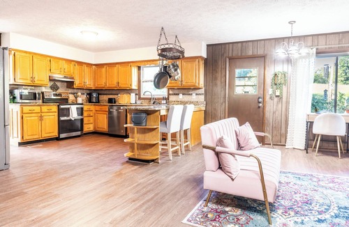 Central House | Family-friendly Farmhouse Johnson City ETSU Bristol Motor Speedway