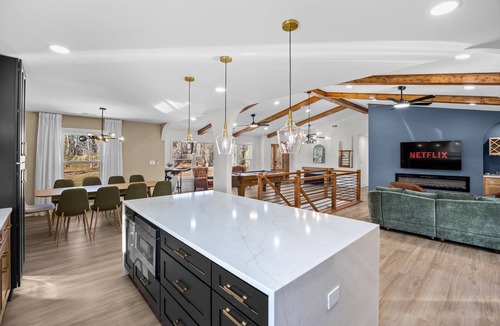 Paw Creek House | Family Friendly~Luxury Home~Gameroom~Lounge~4 King, 1 Queen, 2 Twin beds