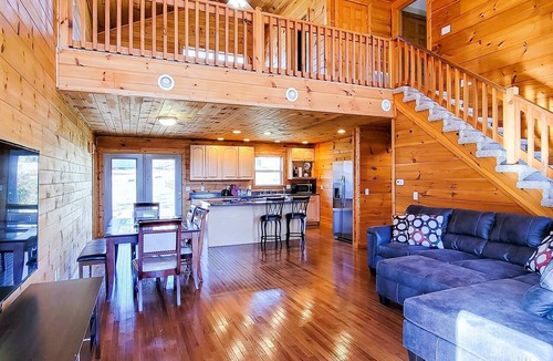 Sevierville Cabin | Family Friendly Smoky Mtn Retreat・Near Dollywood