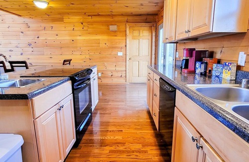 Sevierville Cabin | Family Friendly Smoky Mtn Retreat・Near Dollywood