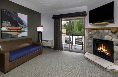 Williamsburg Apartment | FAMILY SUITE SLEEPS 6 GREAT WOLF LODGE FREE WATERPARK MASSIVE SLIDES LAZY RIVER