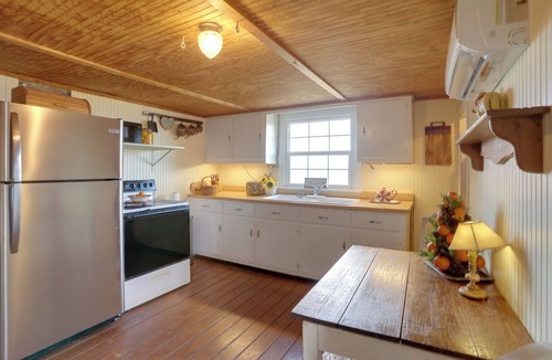 Clifford House | 'Farm House at Fairview' Rustic Retreat in Amherst