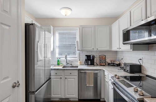 Wake Forest House | Fenced Yard | Screened-In Porch | 3 King Beds | Pet Friendly