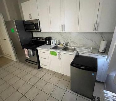 Little Portugal Apartment | MAJOR INTERNATIONAL SPORTING EVENT 5 PEOPLE STAY APARTMENT-Free Wifi-One Stop to BMO FIELD