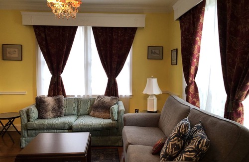 University District House | Filmed in Movie-Large Charming Midtown 4000 f²,5 BR,8 beds,3.5 bath sleeps 14
