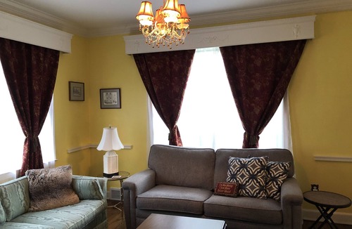 University District House | Filmed in Movie-Large Charming Midtown 4000 f²,5 BR,8 beds,3.5 bath sleeps 14