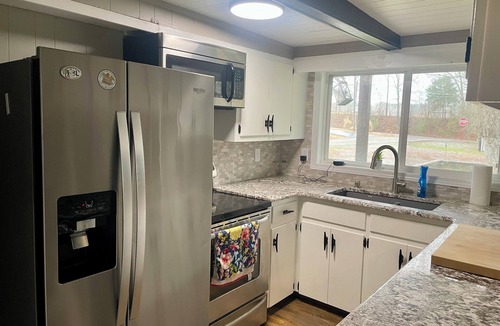 Springville House | Fisherman’s Paradise 3-bedroom home with WiFi, AC -Springville, TN, walk to lake