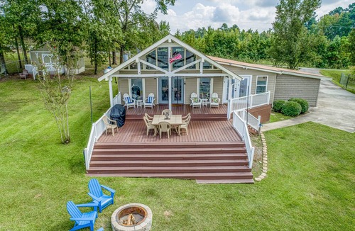 Liberty Hill House | Fishing, Boat Ramp, Dock, Game Room, Cozy Fires, Fenced-in, Kayaks, SUP, Dogs ok