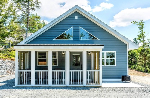 Sullivan House | Fishing cabin, wildlife, walk to the pond, sleeps 5