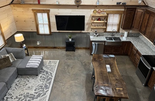 Rising Fawn Cabin | Free Ruby Falls Ticket & More -Hot Tub-Firepit-Putt Putt Golf-Fireplace-2 mi to Cloudland Canyon