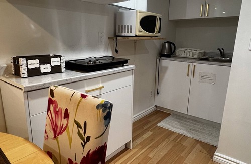 Newmarket House | Full Furnished Freshly renovated cozy basement 5 minutes to Upper Canada Mall