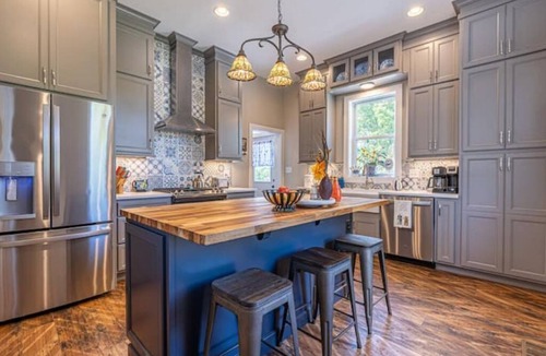 Abingdon House | Fully fenced, 1/2 acre, dog friendly in downtown Abingdon!