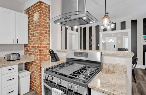 East Memphis House | Funky & Fun - Home centrally located in Memphis!