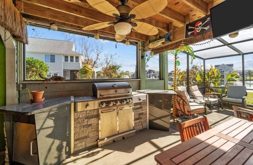 Colington Harbour House | Garber Harbor in Colington Harbor Waterfront Canal Hot Tub Jimmy Buffett Bar