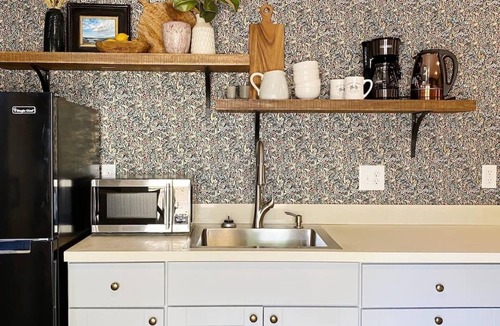 Greenville Apartment | Garden Cottage Retreat ~ 2 miles to Downtown Greenville!