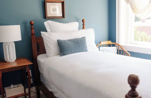 Fredericksburg Bed & Breakfast | Garden-View Twin Room bed & breakfast in Ironclad Inn, Fredericksburg