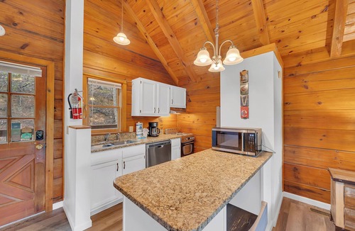 Gatlinburg Cabin | Gatlinburg | Hot Tub | Pet Friendly | Fireplace | WiFi