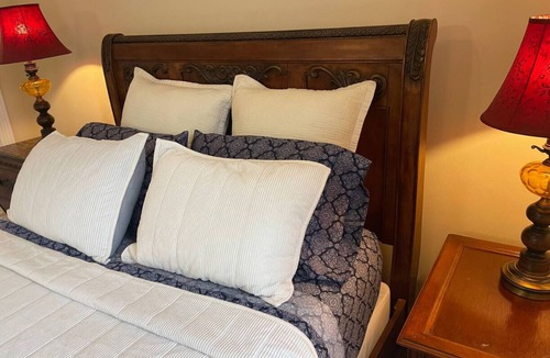 Camden Bed & Breakfast | George Jones & Tammy Wynette Fan Room