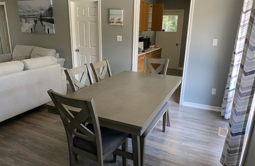 Clearview Township House | Georgian Bay Cozy 4 Bedroom House by the water