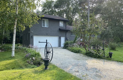 Clearview Township House | Georgian Bay Cozy 4 Bedroom House by the water