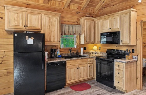 Farmville Cabin | Getaway Cabin | Hot tub + Fire Pit + Trail Access