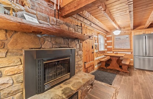Newland Cabin | Ginger Stag Cottage a Rustic 5BR Cabin Near Grandfather Mtn, Linville & Blue Ridge Parkway Sleeps 12 | 5 Bedrooms | 3 Bathrooms | Firepit | WiFi | Two Fireplaces | Outdoor Grill | Family-Friendly | Remote Work Ready