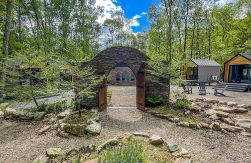 Goldbond Cabin | Glamping at Four Fillies Lodge-The Robin Hood