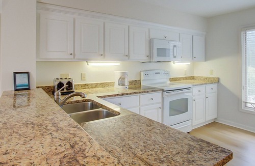 Isle of Palms Villa | Golf course villa with pool & tennis access - walk to the ocean beach!