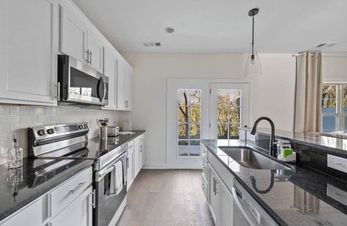 Lakewood House | Gorgeous brand-new brick townhome by Old Hickory Lake. 3-min drive and walking distance to lake, boat rentals and water sport entertainment. 12-min drive to Nashville International Airport. Easy commute to Downtown Nashville, Grand Ole Opry, Opry Mil