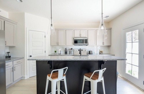 Lakewood House | Gorgeous brand-new brick townhome by Old Hickory Lake. 3-min drive and 15-min walk to lake, boat rentals and water sport entertainment. 12-min drive to Nashville International Airport. Easy commute to Downtown Nashville, Grand Ole Opry, Opry Mills Ma