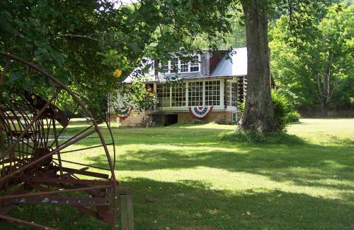 Kegley House | Gorgeous cabin stay near I-77, views, antiques, Wi-fi, wonderful experience for 2!