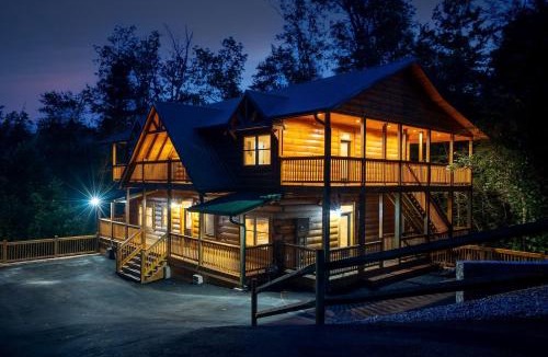 Black Bear Falls House | Gorgeous Cabin with Arcade Games, Pool and Endless Entertainment in Tennessee