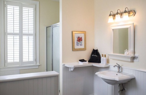 Edenton Bed & Breakfast | Granville Queen Inn Downtown Edenton Queen Bed 2nd Floor