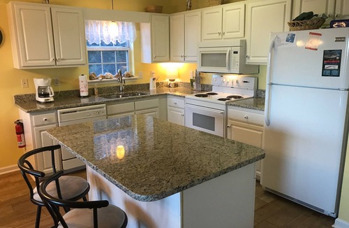 Emerald Isle House | Great Ocean View! Quiet Cul-de-sac, 4 minute walk to Beach, Waterpark, Shopping