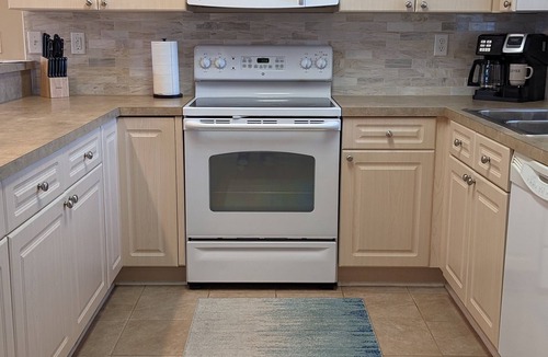 Central Myrtle Beach Condo | GReat Rates and PERFECT for couples/families/golfers. Central location to it all