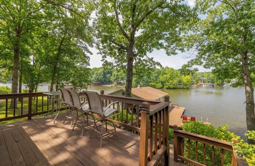 Wise House | Great Swimming Dock, Sunset Views on Lake Gaston, Kayaks, Pet Friendly