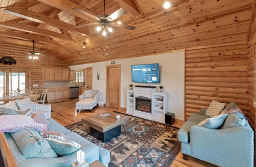 Sparta Cabin | Green Mountain Getaway | Hot Tub, Exercise Room, & Endless Views | Dog-Friendly