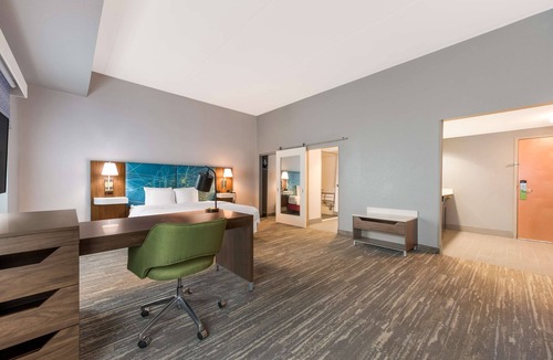 Paw Creek Hotel | Hampton Inn & Suites Charlotte Airport