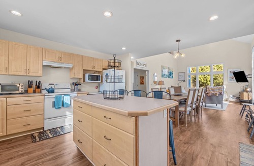 Emerald Isle House | Handicap Friendly,golf cart,community pool,easy beach access,Spinnaker's Reach