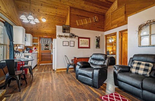 Sevierville Cabin | Hapey Memories-Resort Quiet+Fenced Yard-2BR/2BA-15 Min to Dollywood