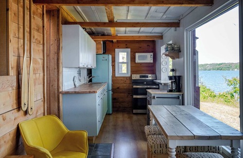 Adolphustown House | Hay Bay Hytte - Waterfront Cottage