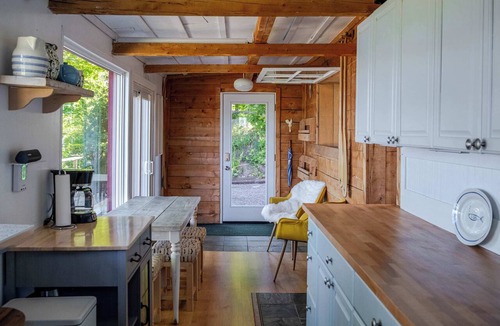 Adolphustown House | Hay Bay Hytte - Waterfront Cottage