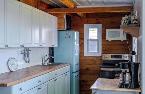 Adolphustown House | Hay Bay Hytte - Waterfront Cottage