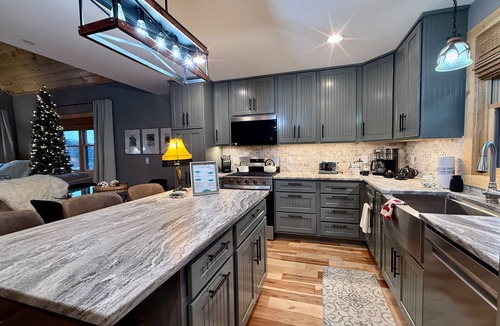Beech Mountain Ski Chalet | Heart of Beech Retreat/Walk to Concerts,Dining & Shops/Air Conditioning/Pets OK