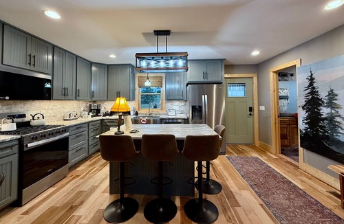 Beech Mountain Ski Chalet | Heart of Beech Retreat/Walk to Concerts,Dining & Shops/Air Conditioning/Pets OK