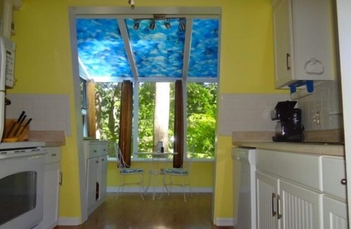 Huddleston House | Here Comes the Sun: 2 Kayaks, Wifi, Ping Pong & Pool table,Sandy Beach, Fenced in Yard, Pet Friendly