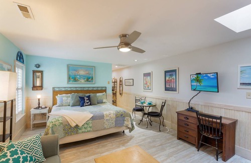 Isle of Palms Condo | High Life on IOP Studio + Sleeper,1 blk to beach,