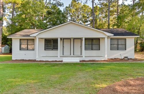 Cheraw Apartment | Hike & Explore: Cheraw Apt 7 Mi to Lake Juniper!